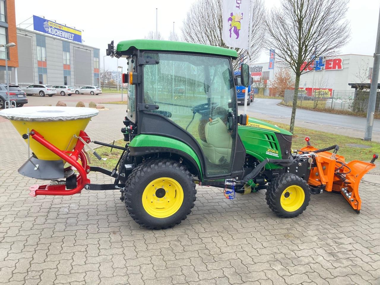 Kommunaltraktor typu John Deere 2026R (Neu) mit Schild und Streuer, Gebrauchtmaschine v Stuhr (Obrázek 6)