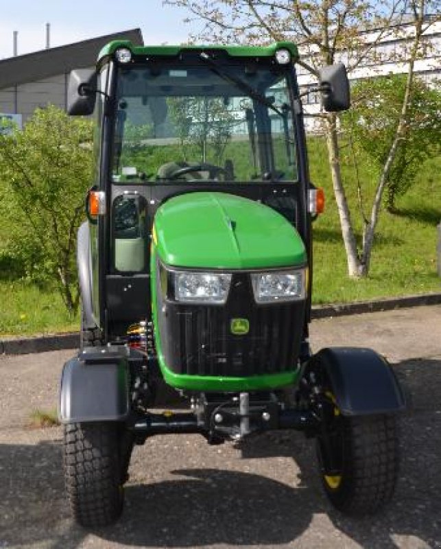 Kommunaltraktor typu John Deere 2032R, Ausstellungsmaschine v Regensdorf (Obrázok 1)