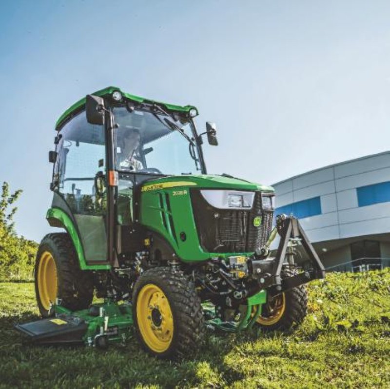 Kommunaltraktor del tipo John Deere 2038R, Neumaschine In Regensdorf (Immagine 1)