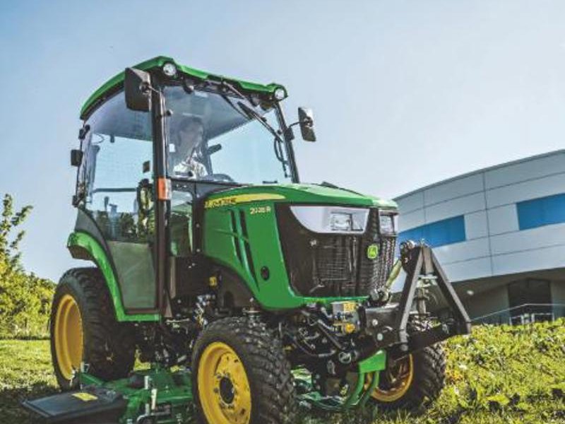 Kommunaltraktor of the type John Deere 2038R, Neumaschine in Regensdorf (Picture 1)