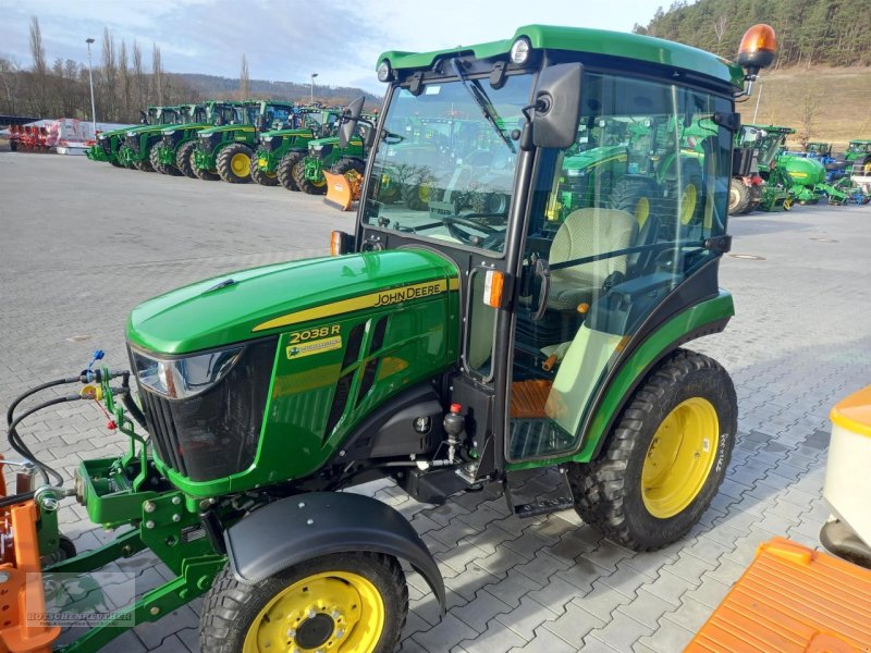 Kommunaltraktor des Typs John Deere 2038R, Neumaschine in Steinwiesen (Bild 1)