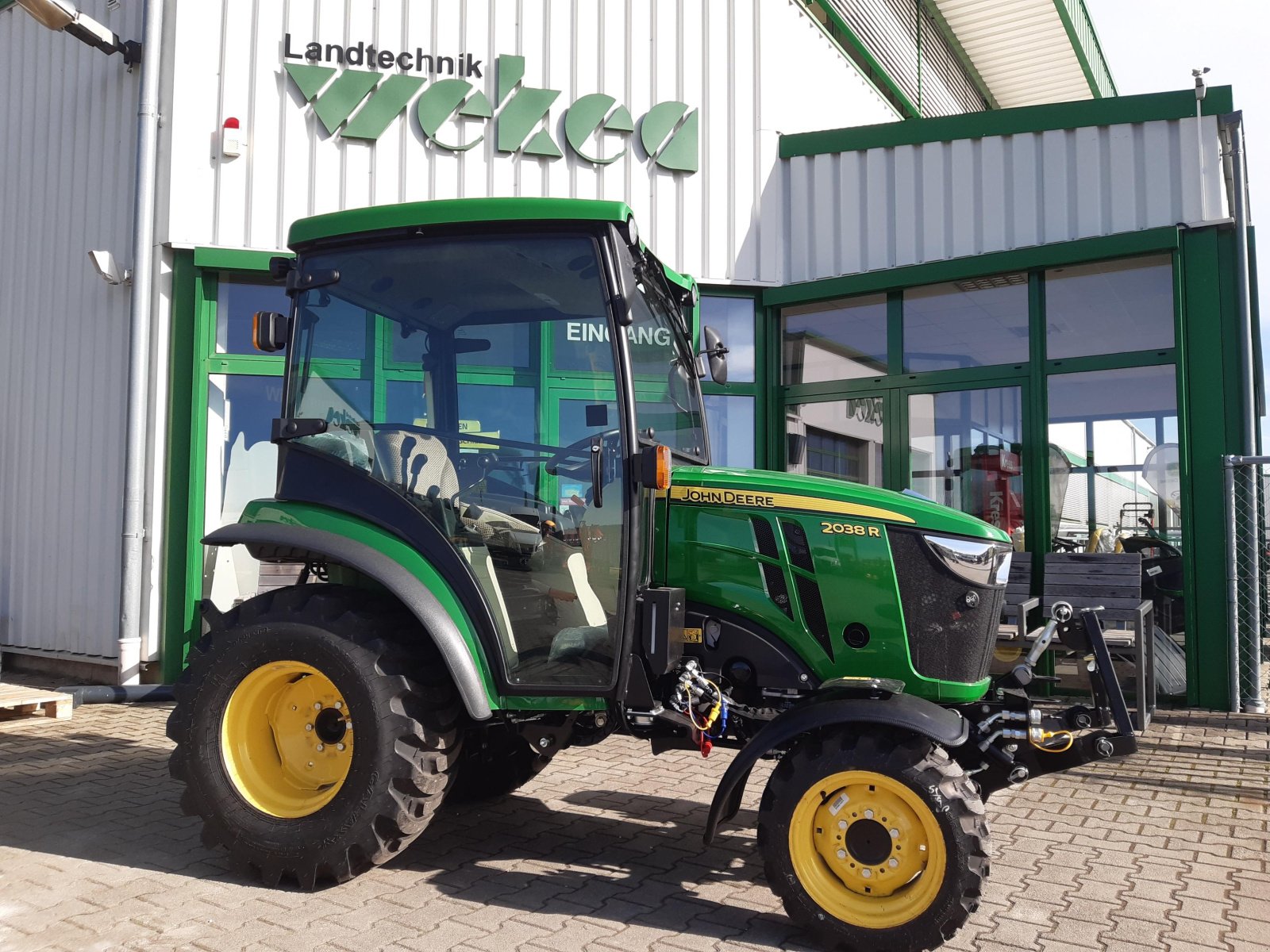 Kommunaltraktor typu John Deere 2038R, Neumaschine v Aislingen (Obrázek 1)