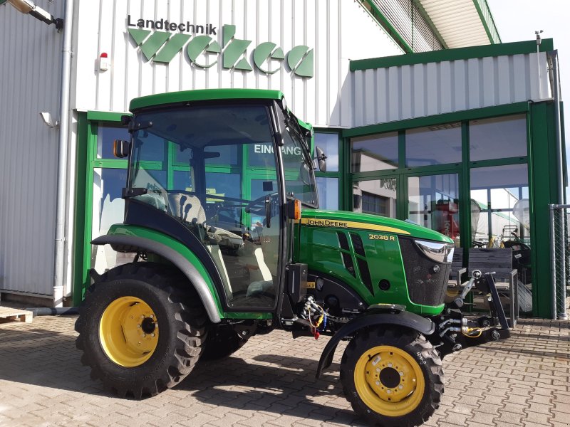 Kommunaltraktor des Typs John Deere 2038R, Neumaschine in Aislingen (Bild 1)