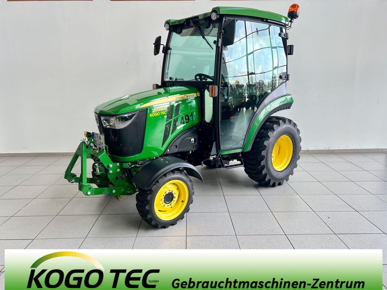 Kommunaltraktor des Typs John Deere 2038R, Gebrauchtmaschine in Neubeckum (Bild 1)