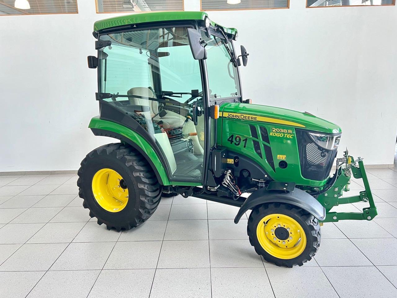 Kommunaltraktor van het type John Deere 2038R, Gebrauchtmaschine in Neubeckum (Foto 2)