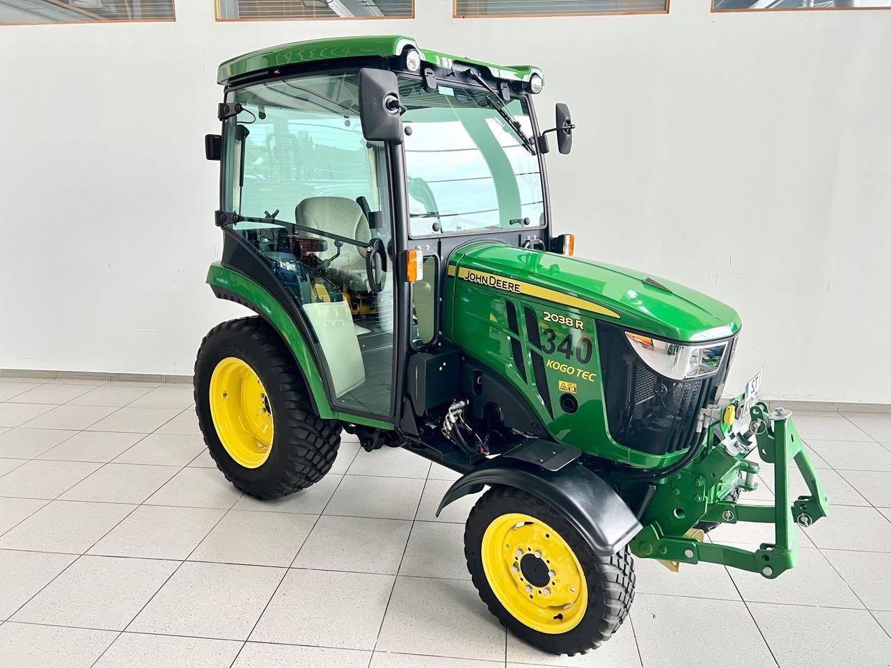 Kommunaltraktor of the type John Deere 2038R, Gebrauchtmaschine in Neubeckum (Picture 2)