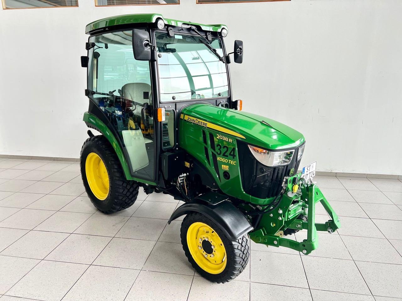 Kommunaltraktor des Typs John Deere 2038R, Gebrauchtmaschine in Neubeckum (Bild 2)