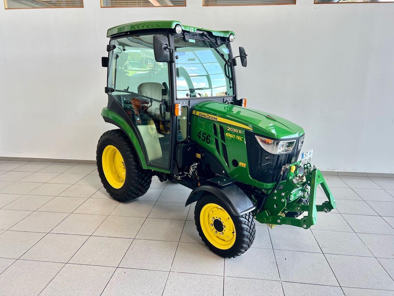 Kommunaltraktor des Typs John Deere 2038R, Gebrauchtmaschine in Neubeckum (Bild 2)