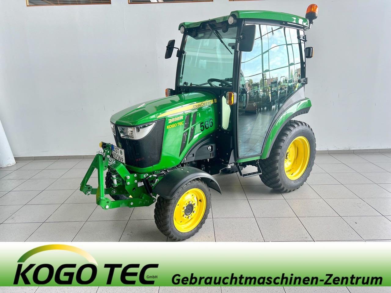 Kommunaltraktor des Typs John Deere 2038R, Gebrauchtmaschine in Neubeckum (Bild 1)