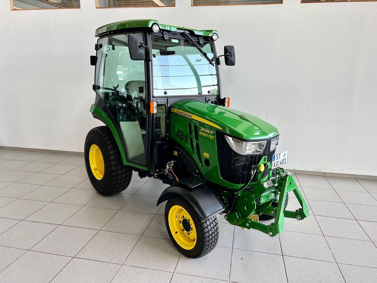 Kommunaltraktor des Typs John Deere 2038R, Gebrauchtmaschine in Neubeckum (Bild 2)