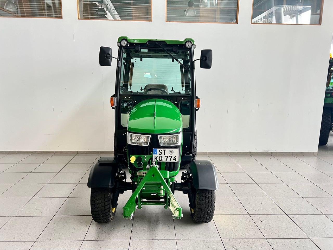 Kommunaltraktor des Typs John Deere 2038R, Gebrauchtmaschine in Neubeckum (Bild 3)