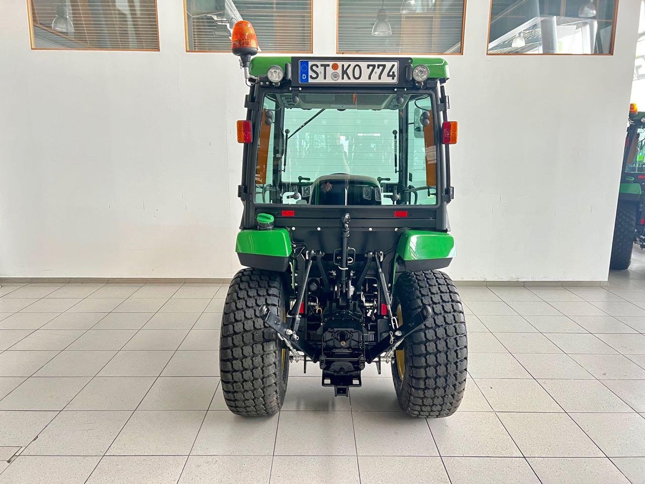 Kommunaltraktor of the type John Deere 2038R, Gebrauchtmaschine in Neubeckum (Picture 4)