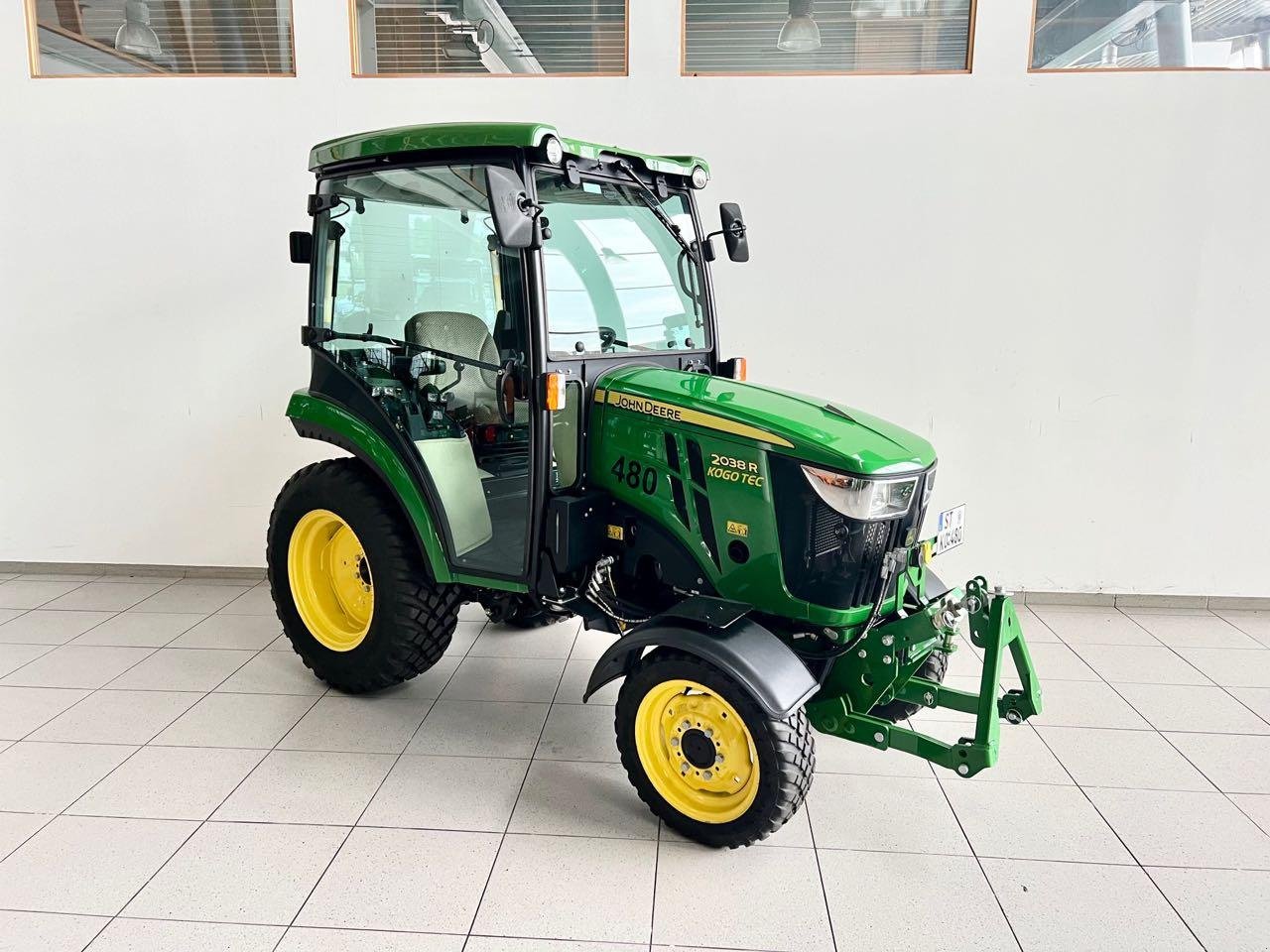 Kommunaltraktor des Typs John Deere 2038R, Gebrauchtmaschine in Neubeckum (Bild 2)