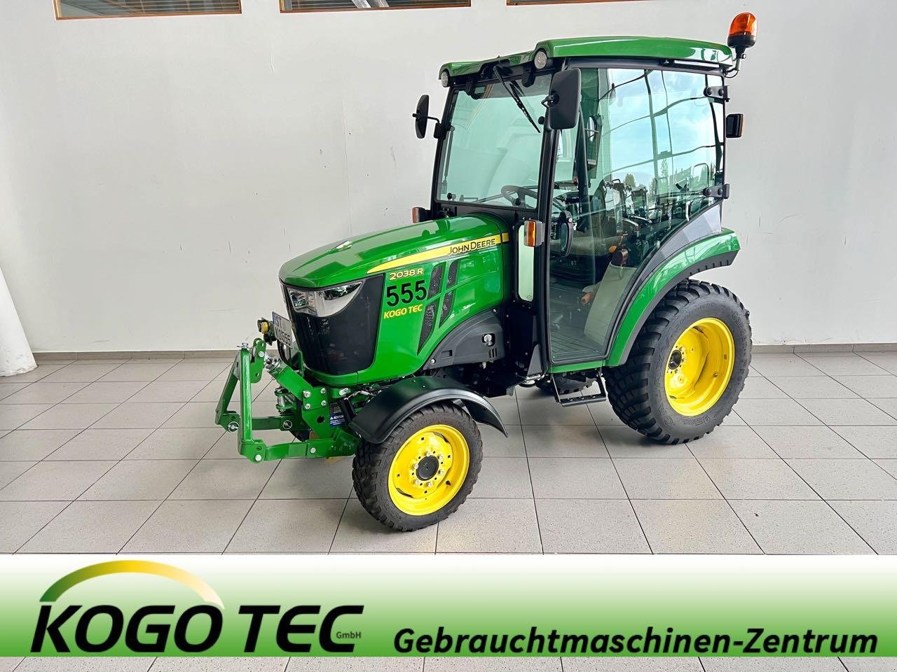 Kommunaltraktor des Typs John Deere 2038R, Gebrauchtmaschine in Neubeckum (Bild 1)