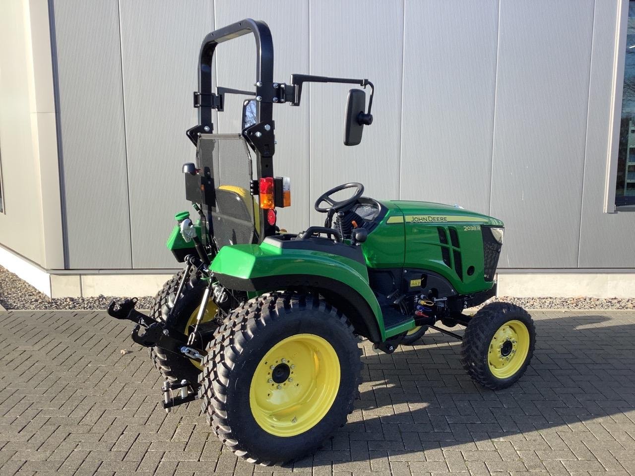 Kommunaltraktor des Typs John Deere 2038R, Neumaschine in Greven (Bild 2)