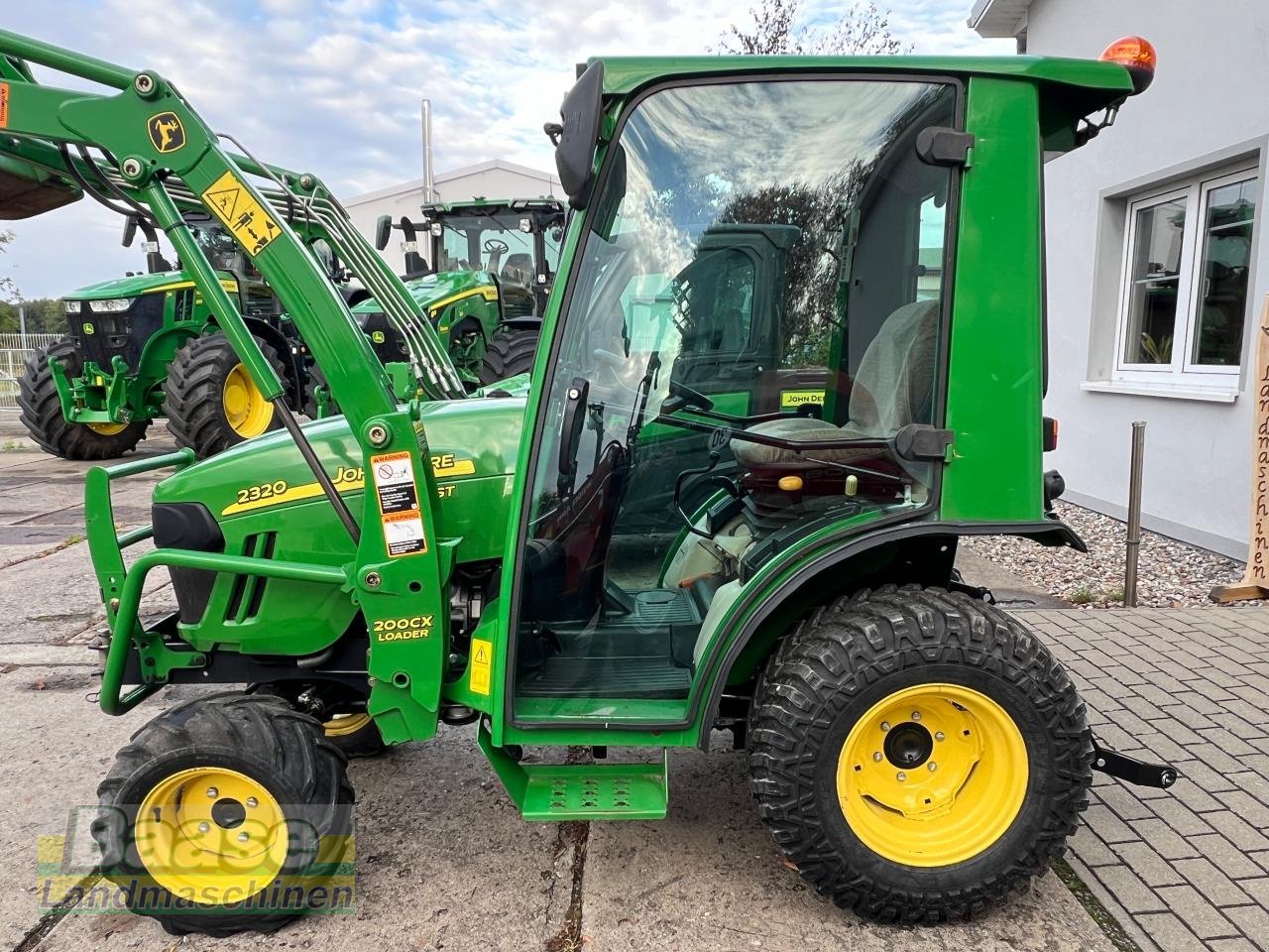 Kommunaltraktor of the type John Deere 2320 + 200CX Frontlader, Gebrauchtmaschine in Holthof (Picture 2)