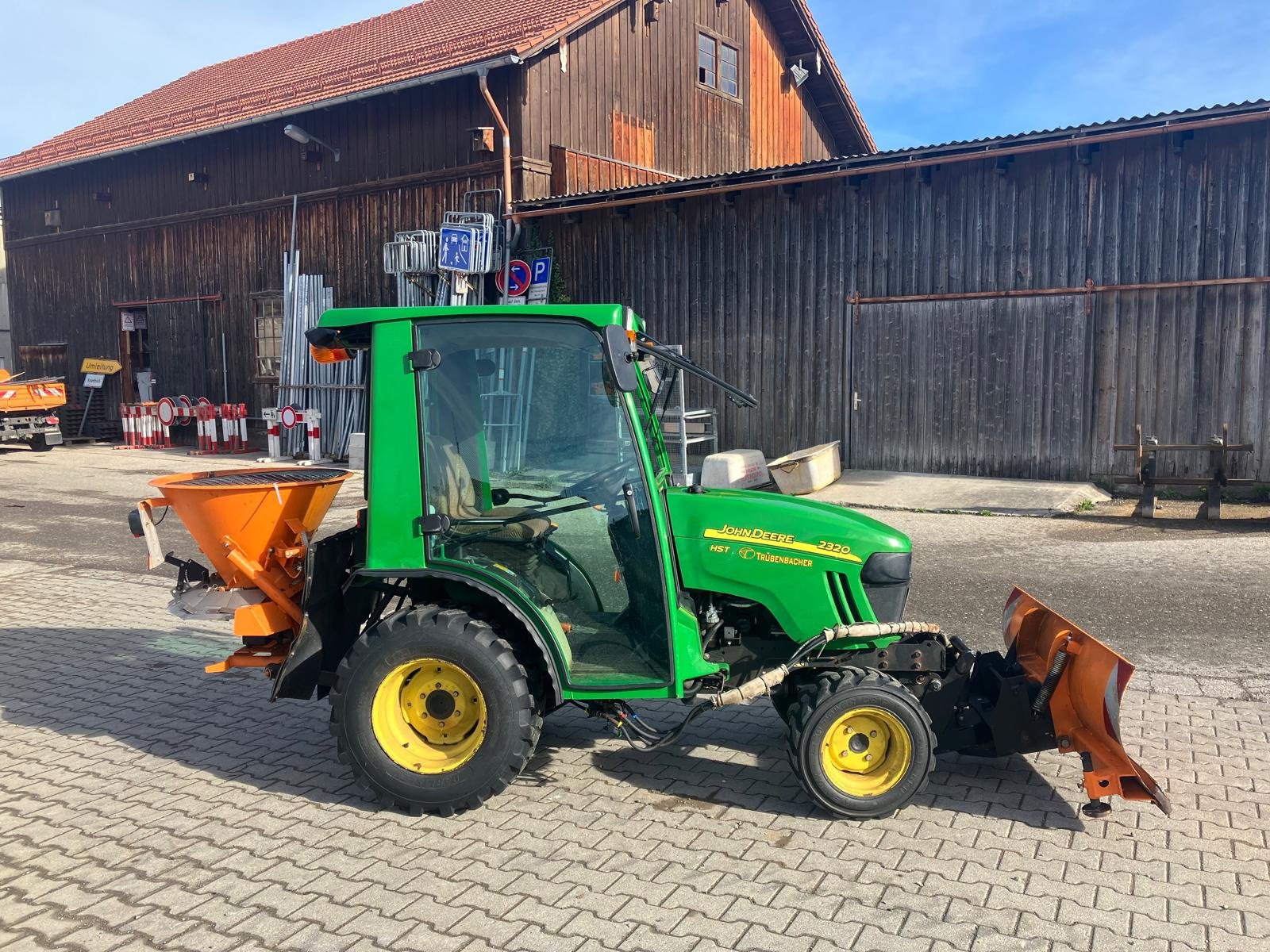 Kommunaltraktor des Typs John Deere 2320, Gebrauchtmaschine in Mindelheim (Bild 3)