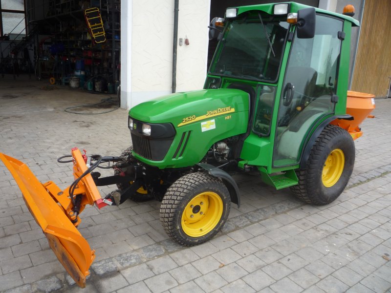 Kommunaltraktor of the type John Deere 2520, Gebrauchtmaschine in Neuhaus (Picture 1)