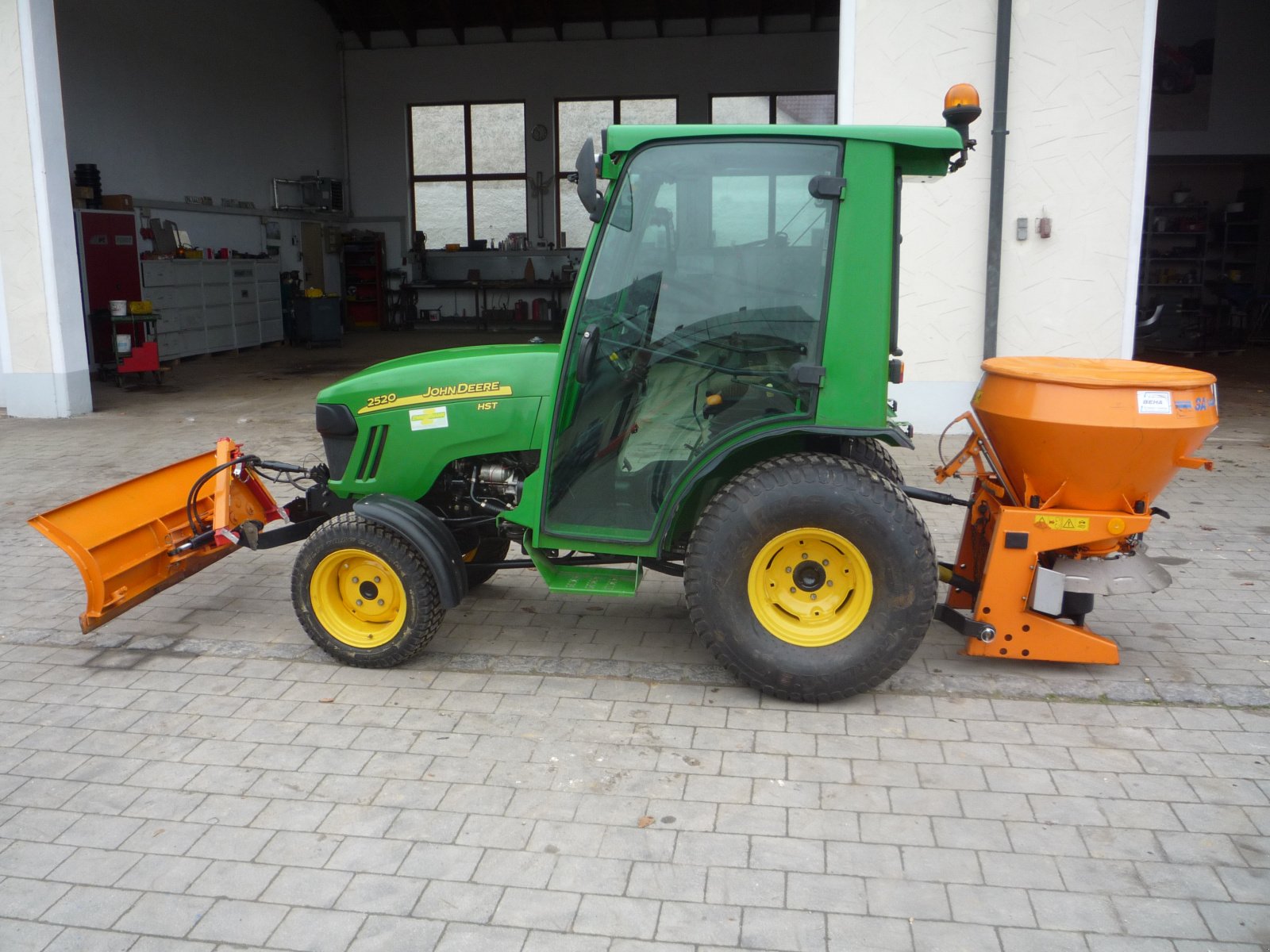 Kommunaltraktor typu John Deere 2520, Gebrauchtmaschine v Neuhaus (Obrázok 12)