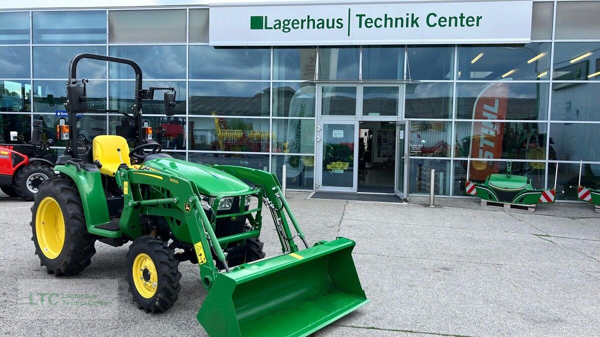 Kommunaltraktor van het type John Deere 3025E, Neumaschine in Herzogenburg (Foto 2)