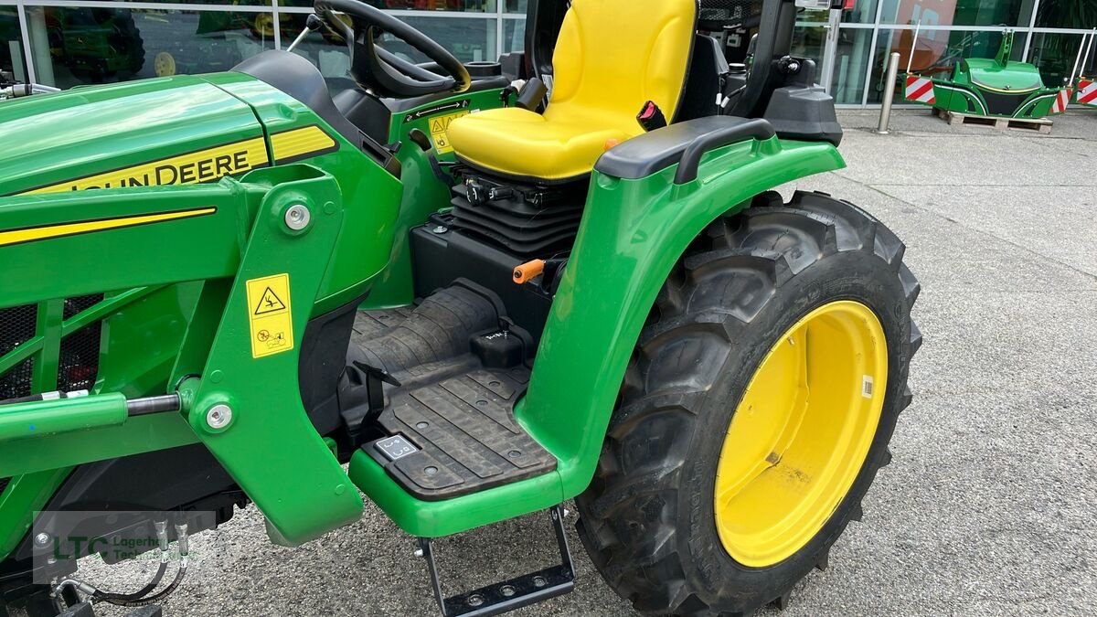 Kommunaltraktor van het type John Deere 3025E, Neumaschine in Herzogenburg (Foto 4)