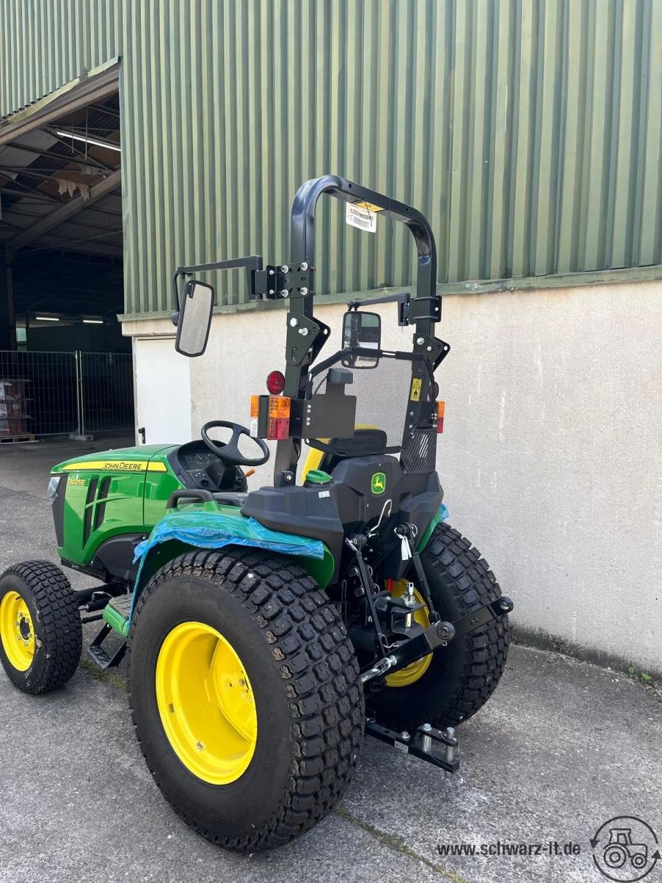 Kommunaltraktor des Typs John Deere 3025E, Neumaschine in Aspach (Bild 3)