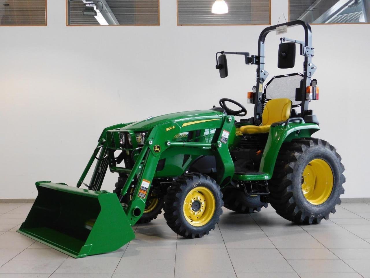 Kommunaltraktor of the type John Deere 3025E, Neumaschine in Dorsten-Wulfen (Picture 2)