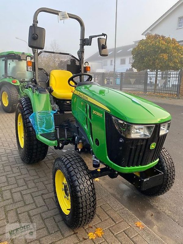 Kommunaltraktor des Typs John Deere 3038E, Gebrauchtmaschine in Obertshausen (Bild 3)