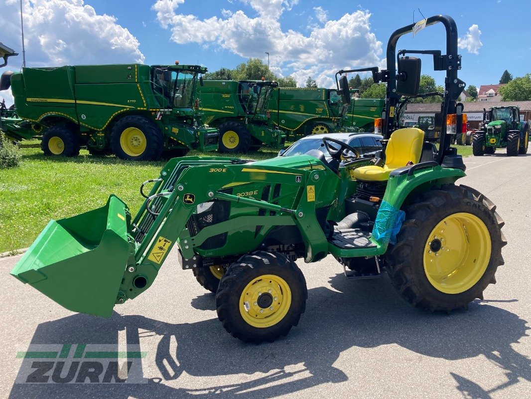 Kommunaltraktor van het type John Deere 3038E, Neumaschine in Kanzach (Foto 1)