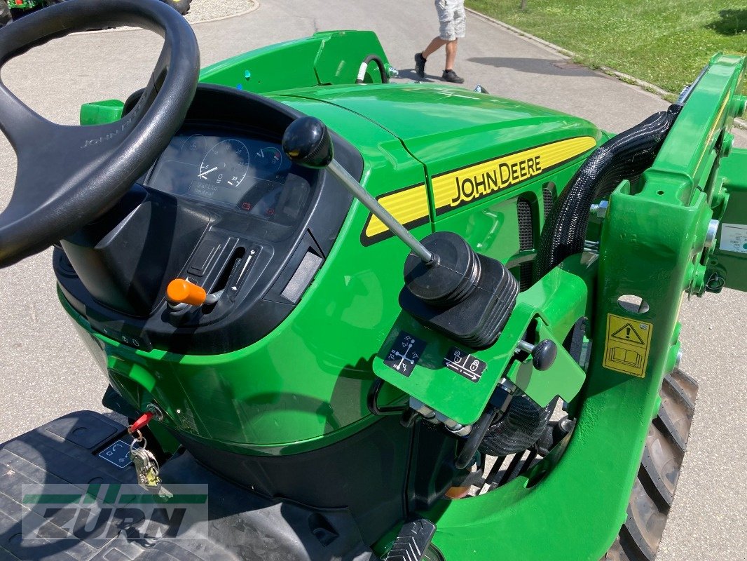 Kommunaltraktor van het type John Deere 3038E, Neumaschine in Kanzach (Foto 8)