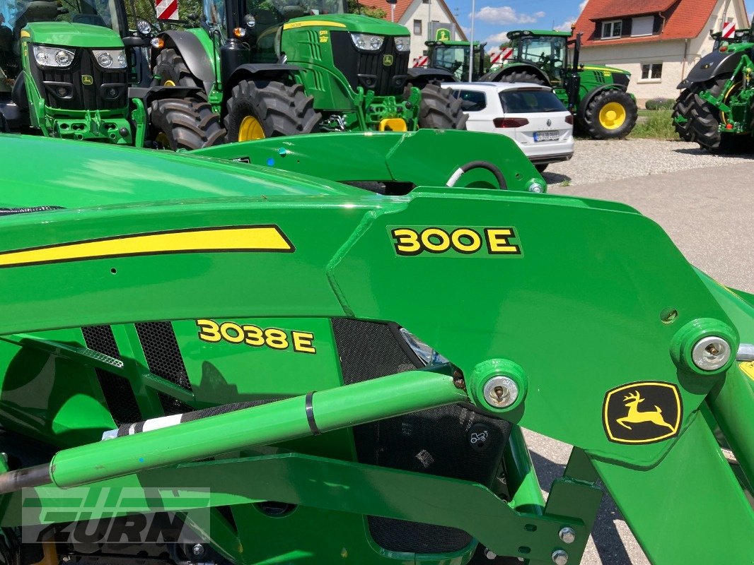 Kommunaltraktor van het type John Deere 3038E, Neumaschine in Kanzach (Foto 9)