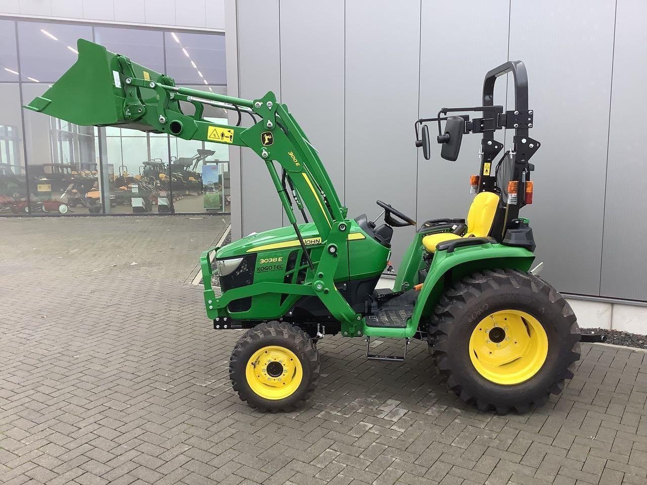 Kommunaltraktor van het type John Deere 3038E, Neumaschine in Stralsund (Foto 2)