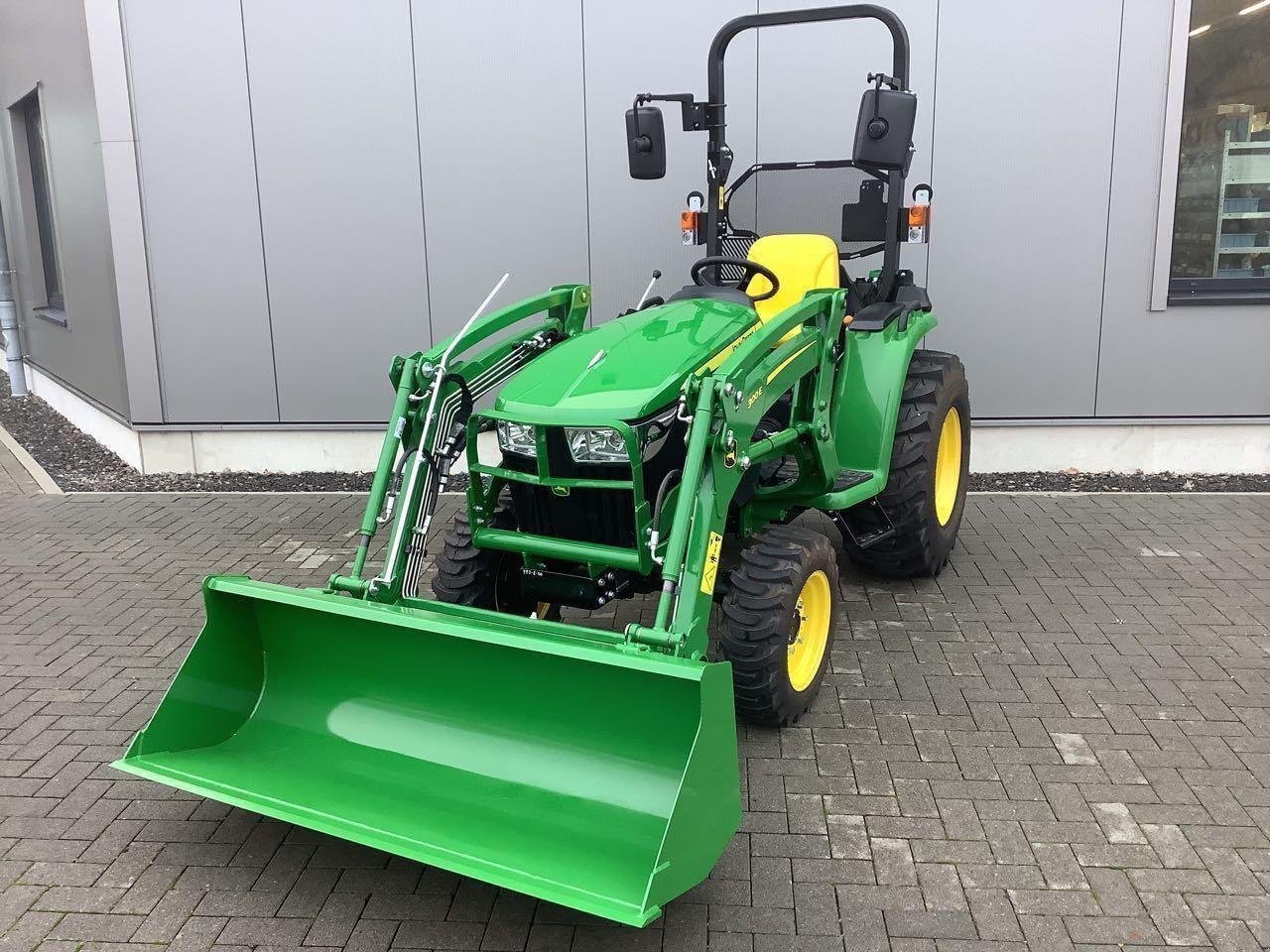 Kommunaltraktor typu John Deere 3038E, Neumaschine v Stralsund (Obrázek 5)