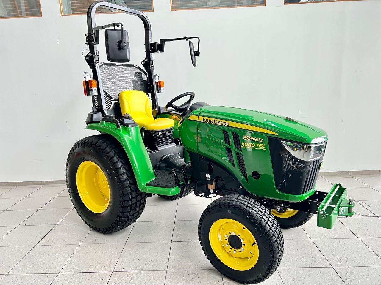 Kommunaltraktor van het type John Deere 3038E, Gebrauchtmaschine in Neubeckum (Foto 3)