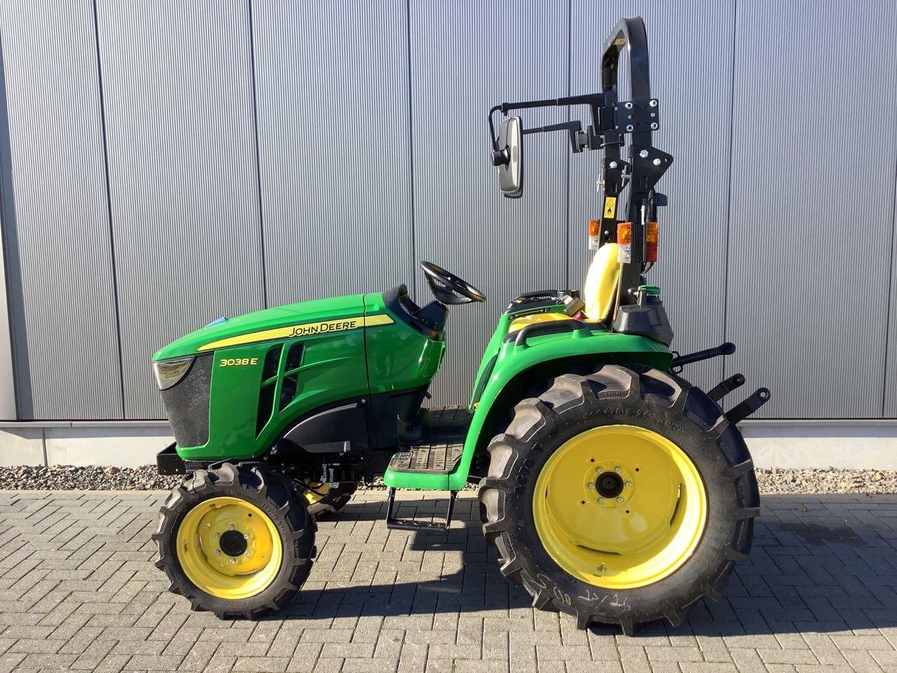 Kommunaltraktor van het type John Deere 3038E, Neumaschine in Greven (Foto 3)