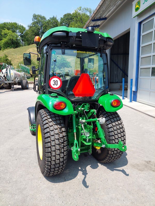 Kommunaltraktor du type John Deere 3039R, Ausstellungsmaschine en Eichberg (Photo 2)