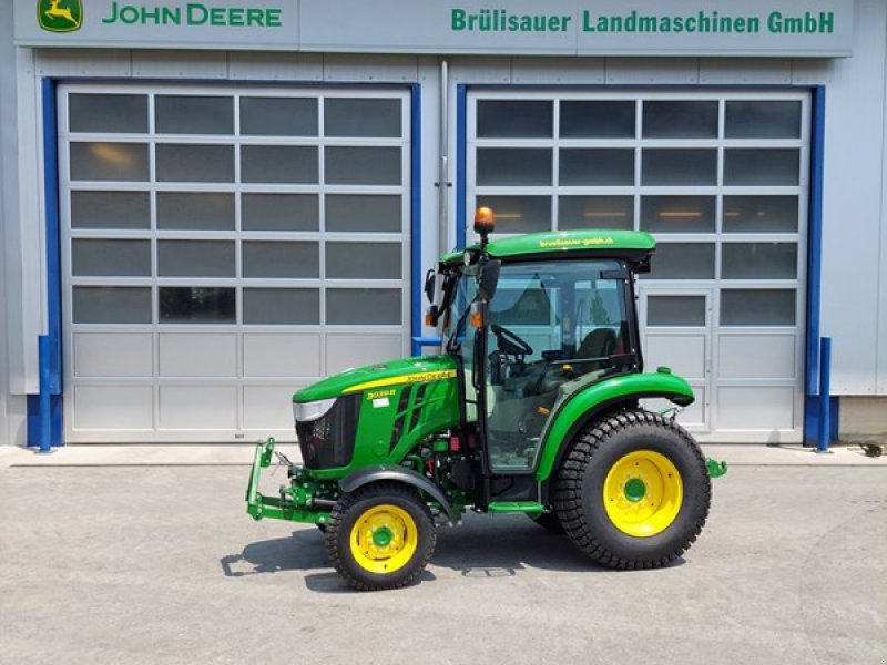 Kommunaltraktor des Typs John Deere 3039R, Ausstellungsmaschine in Eichberg (Bild 1)