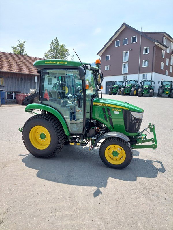 Kommunaltraktor du type John Deere 3039R, Ausstellungsmaschine en Eichberg (Photo 4)