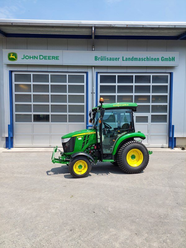 Kommunaltraktor du type John Deere 3039R, Ausstellungsmaschine en Eichberg (Photo 1)