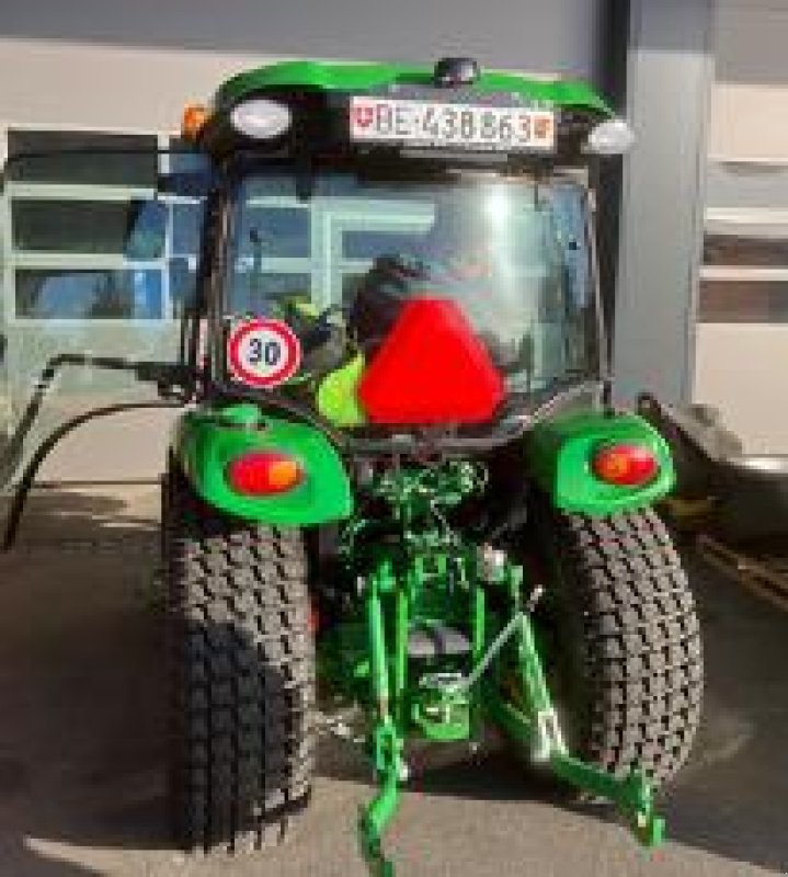 Kommunaltraktor des Typs John Deere 3039R, Ausstellungsmaschine in Regensdorf (Bild 2)