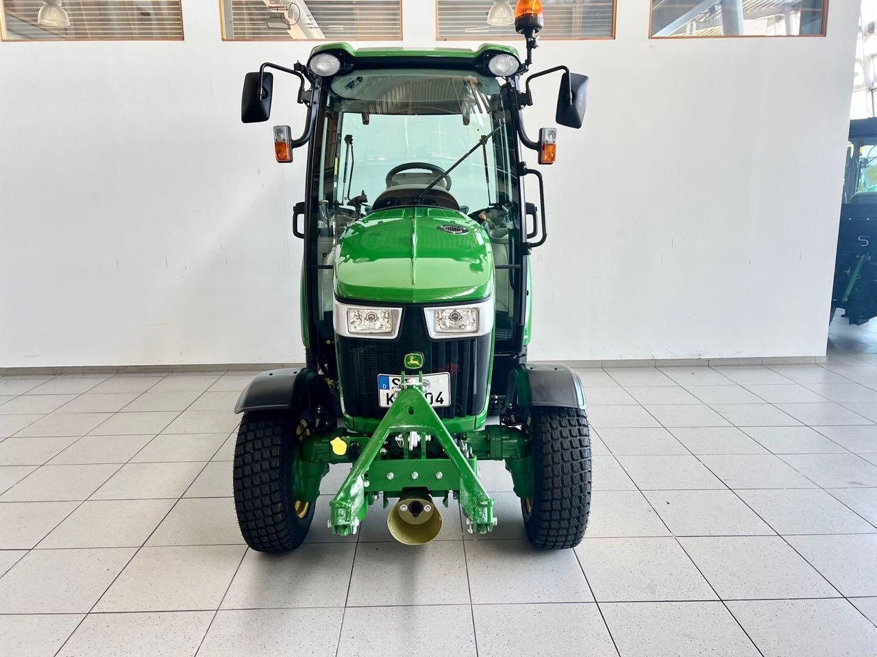 Kommunaltraktor van het type John Deere 3039R, Gebrauchtmaschine in Neubeckum (Foto 3)