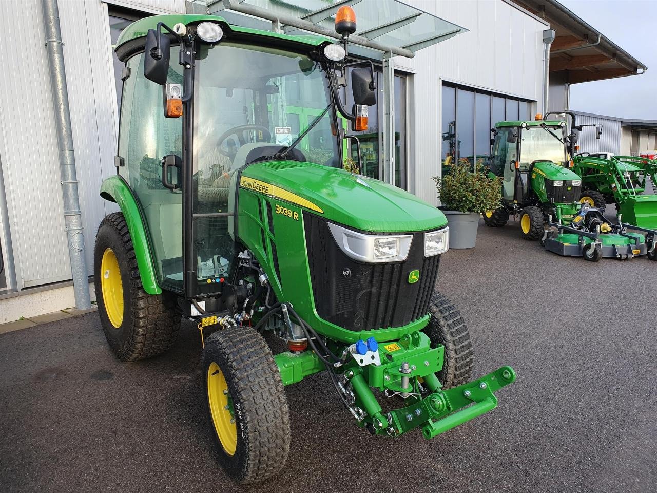 Kommunaltraktor Türe ait John Deere 3039R, Neumaschine içinde Zweibrücken (resim 3)