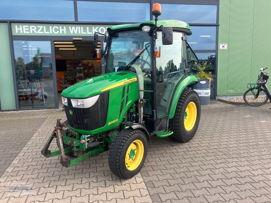 Kommunaltraktor des Typs John Deere 3045 R, Gebrauchtmaschine in Aurich (Bild 1)