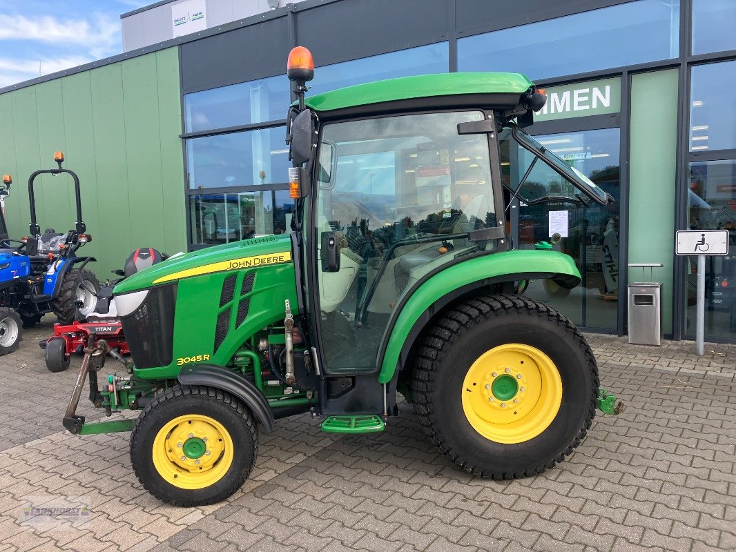 Kommunaltraktor van het type John Deere 3045 R, Gebrauchtmaschine in Aurich (Foto 2)