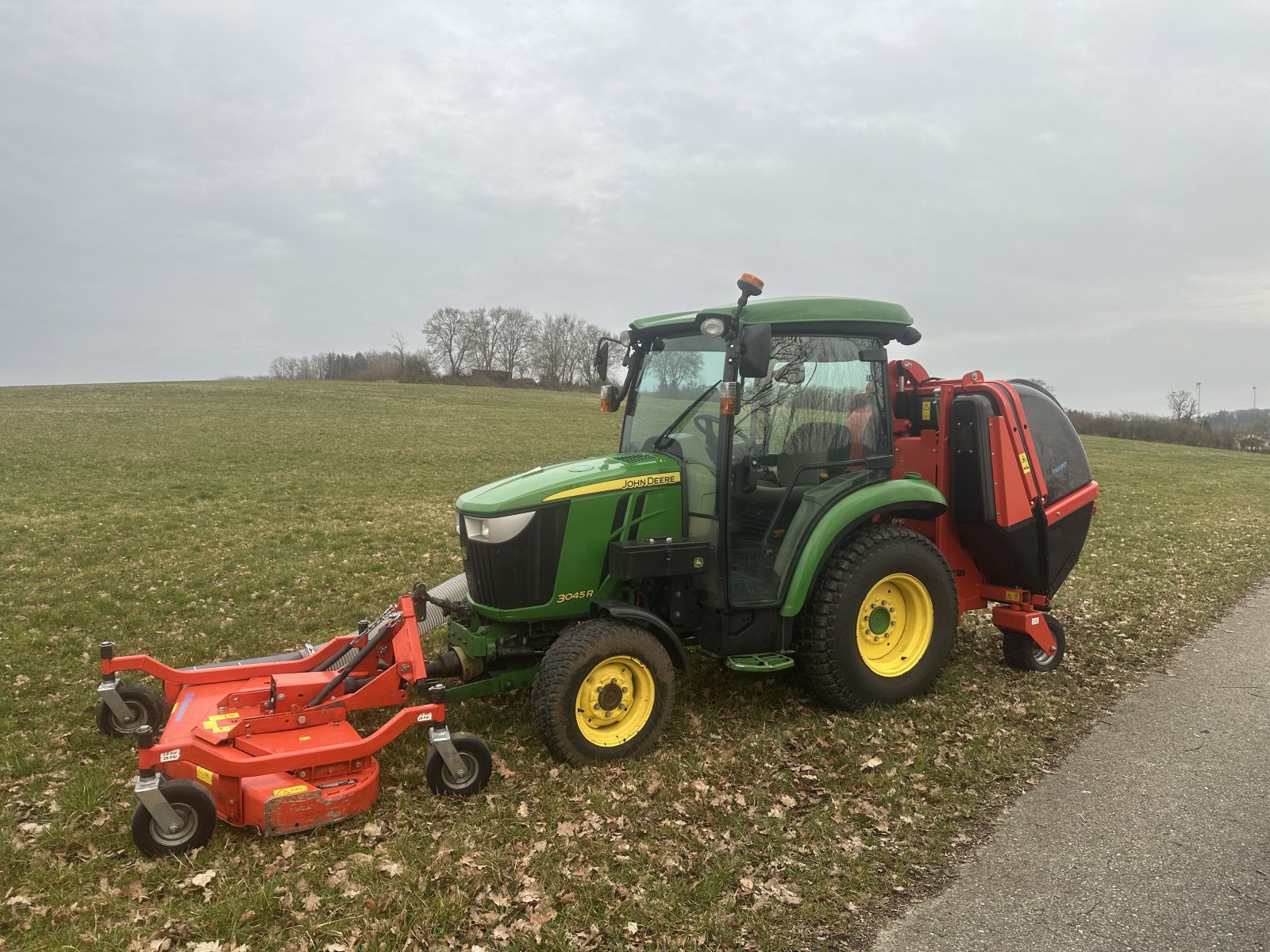 Kommunaltraktor типа John Deere 3045 R, Gebrauchtmaschine в Rehlingen (Фотография 2)