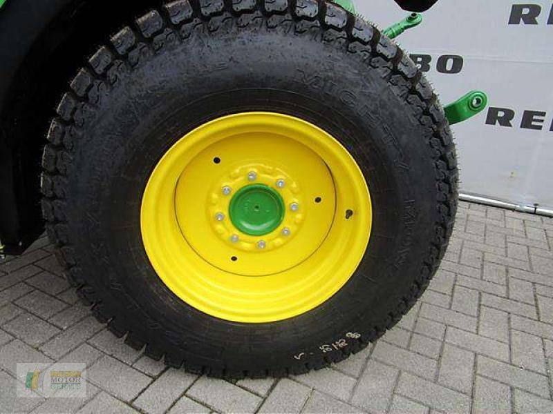 Kommunaltraktor du type John Deere 3045R, Gebrauchtmaschine en Cloppenburg (Photo 3)