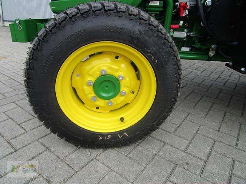 Kommunaltraktor des Typs John Deere 3045R, Gebrauchtmaschine in Cloppenburg (Bild 4)