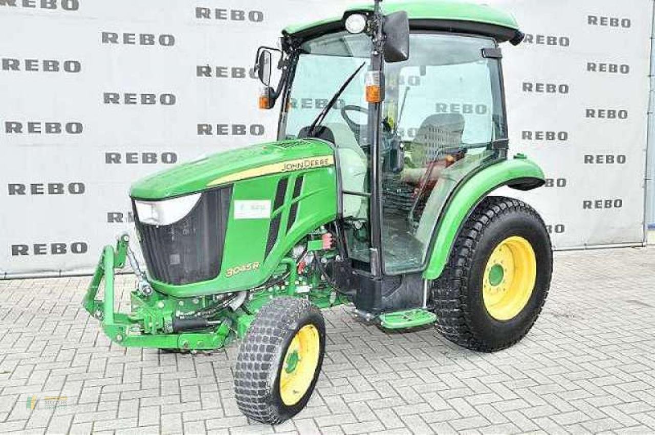 Kommunaltraktor типа John Deere 3045R, Gebrauchtmaschine в Cloppenburg (Фотография 1)