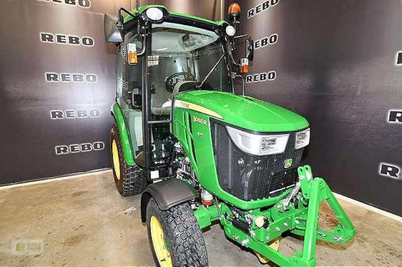 Kommunaltraktor des Typs John Deere 3046R TRAKTOR, Neumaschine in Cloppenburg (Bild 1)