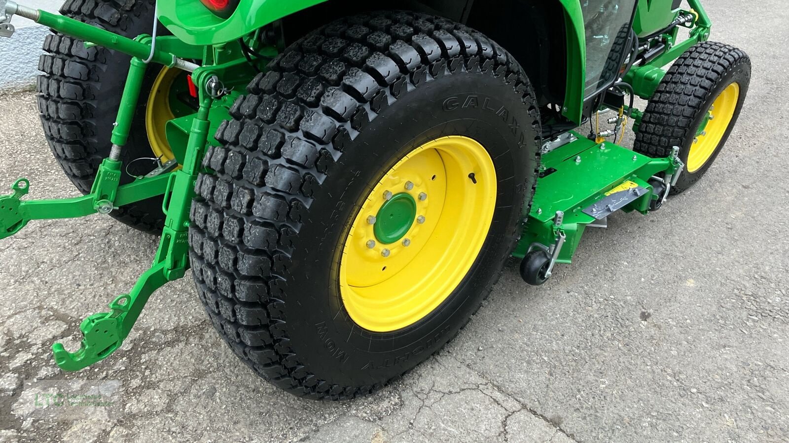 Kommunaltraktor typu John Deere 3046R, Vorführmaschine v Herzogenburg (Obrázek 15)